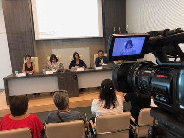 El 112 Extremadura ejecuta un proyecto para que las personas con discapacidad auditiva contacten telefónicamente en tiempo real con un videointérprete