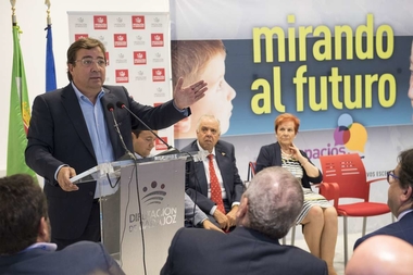 Fernández Vara aboga por sumar voces en defensa de políticas que hagan frente al desafío demográfico