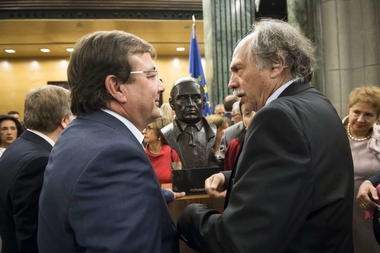 Fernández Vara participa en el acto de donación de un busto de Muñoz -Torrero al Congreso de los Diputados