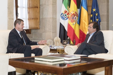 El presidente de la Junta de Extremadura se reúne con el cónsul de Rumanía en Sevilla