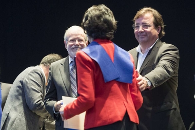 Fernández Vara considera necesario escuchar el criterio de las personas mayores en este mundo cambiante y complejo