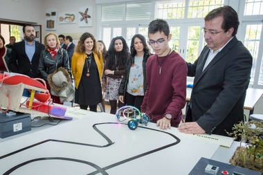 Fernández Vara visita el IES Gabriel y Galán de Montehermoso para conocer los proyectos innovadores que desarrolla el centro