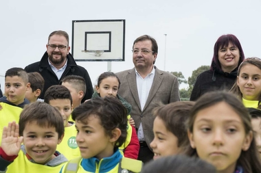 Fernández Vara participa en la ruta Camino escolar incluida en las I Jornadas Territorio y Urbanismo