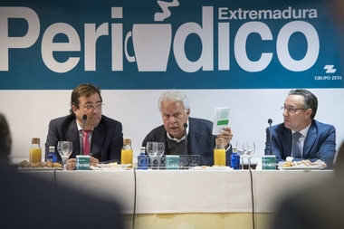 El presidente de la Junta ensalza el valor del diálogo en la construcción de la España democrática