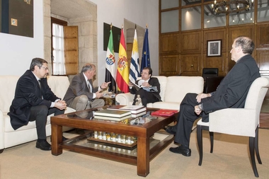 El presidente de la Junta ha recibido en Mérida a responsables sanitarios uruguayos