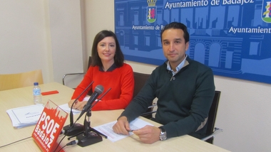 Cabezas dice que los colegios recuperan los conserjes por el miedo del alcalde a perder las elecciones y que lo hace sin convicción