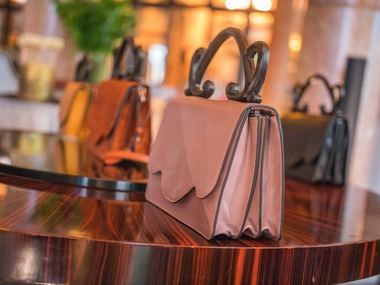 El hotel CASA FUSTER inspira el nuevo bolso icono de la moda made in Barcelona