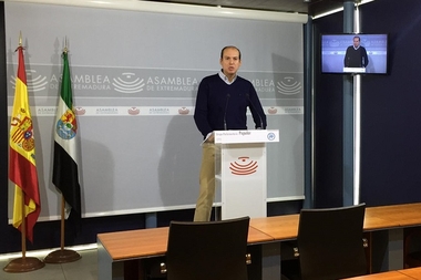 El PP afirma que cuando coinciden gobiernos socialistas en Madrid y Extremadura, el AVE sale volando