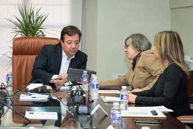 El presidente de la Junta preside la reunión de la Fundación Jóvenes y Deporte