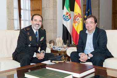 Fernández Vara recibe al nuevo jefe superior de Policía en Extremadura, José Manuel Merino