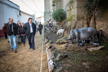 Fernández Vara valora la iniciativa de los vecinos de Villar de Rena para poner en marcha el belén artístico La Nacencia