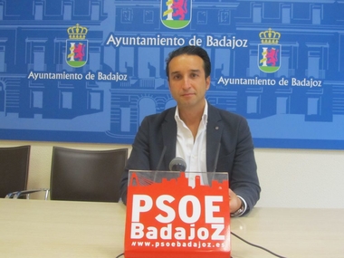Cabezas recuerda al alcalde que el matadero sigue deteriorándose y sin proyecto de uso