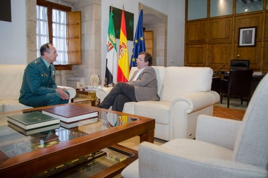 El presidente de la Junta se reúne con el general jefe de la Tercera Zona de la Guardia Civil en Extremadura