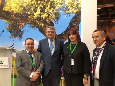 Begoña García presenta en Fitur el proyecto Extremadura en Red que permite a los que no viven en la región disfrutar de la riqueza medioambiental