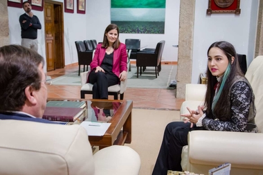 El presidente de la Junta recibe a la diseñadora extremeña y Premio Nacional de Moda para Jóvenes Diseñadores, Laura Manuela Sánchez
