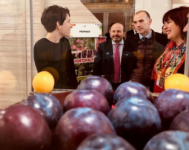 La Junta apoya al sector hortofrutícola en Berlín, potenciando su comercialización, y presenta la marca de garantía de la ciruela