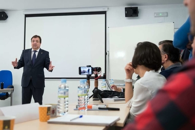 Fernández Vara reafirma su compromiso con el sector del tabaco y aboga por la innovación para reforzar la calidad