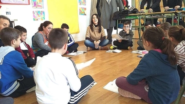 La consejera de Educación y Empleo visita el colegio de Piornal donde se van a llevar a cabo reformas