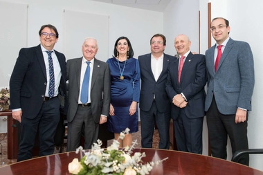 Fernández Vara señala la atención a la cronicidad y al envejecimiento como dos de los grandes retos de los profesionales sanitarios