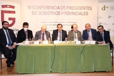 Miguel Ángel Gallardo expone en Granada las medidas contra la exclusión financiera de la Diputación de Badajoz