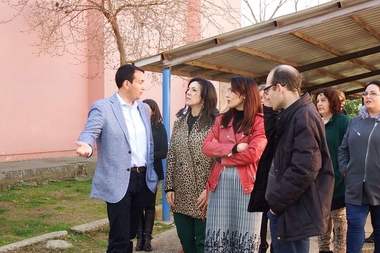 Esther Gutiérrez visita las obras realizadas en el colegio y en el instituto de Hornachos