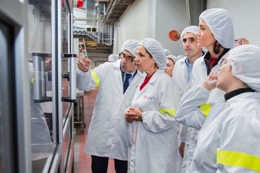 La vicepresidenta de la Junta y la ministra de Industria visitan las instalaciones de la empresa Inquiba en Guareña