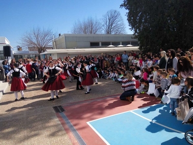 Esther Gutiérrez visita el CEIP Arias Montano con motivo de la celebración del Día Escolar de Extremadura