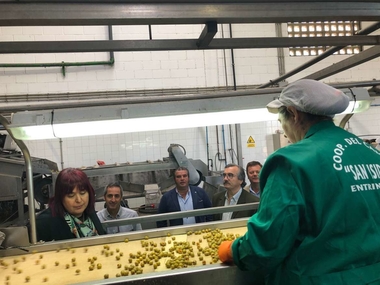 La consejera Begoña García visita las instalaciones de la Sociedad Cooperativa San Isidro de Entrín Bajo