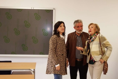 La consejera de Educación y Empleo visita el nuevo colegio de Santibáñez el Bajo