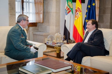 El presidente de la Junta recibe al teniente coronel Antonio Núñez Berrocal que cesa en el mando de la Guardia Civil en Cáceres
