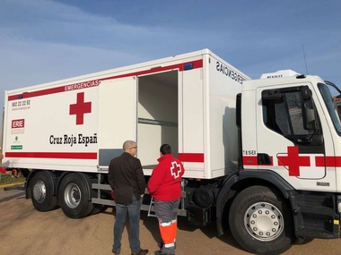 Medio Ambiente entrega un camión de emergencias a Cruz Roja