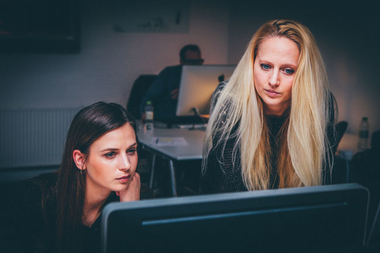 La inclusión digital empodera a las mujeres, pero no mejora su posición laboral