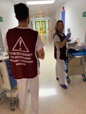 Los hospitales del Área de Mérida implantan los chalecos Stop interrupciones para evitar incidencias en la dispensación de fármacos