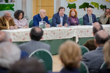 Fernández Vara asiste a la presentación del 'Cuaderno extremeño para el debate y la acción'
