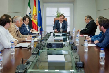Fernández Vara traslada al comité de empresa de la CNA su compromiso con la actividad de la central hasta que no haya una alternativa para la comarca 