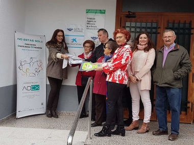 Voluntarias del Hogar de Mayores de Villanueva de la Serena confeccionan gorros para menores en tratamiento oncológico