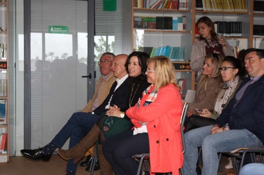 La consejera de Educación y Empleo apoya la nueva radio escolar del IES Quintana de la Serena como complemento educativo