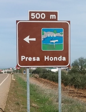 La Dirección General de Turismo instala 305 señalizaciones en las 65 zonas de baño de Extremadura