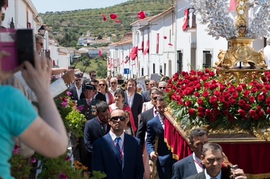 Fernández Vara asiste a la procesión de la Santa Cruz en Feria