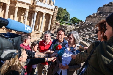 La consejera de Cultura visita las obras de restauración del graderío del Teatro Romano de Mérida