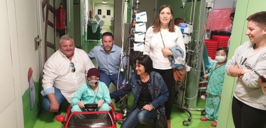 Trabajadores de COPPTRABA donan coches eléctricos y otros regalos a los menores ingresados en el Materno Infantil de Badajoz