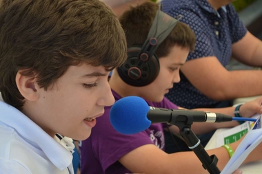 RadioEdu saca a la calle la radio educativa con la emisión en directo de once radios escolares desde la Feria del Libro de Mérida