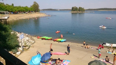 ADEAC y Turismo hacen entrega de las banderas azules a las playas fluviales de Orellana la Vieja y Cheles