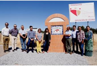 La presidenta de la Diputación inaugura el carril bici de Navalmoral de la Mata a Millanes