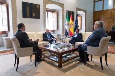 Guadalupex informa al presidente de la Junta de Extremadura de la organización de unos cursos internacionales en colaboración con la UEx