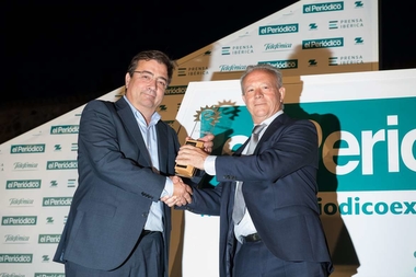 Guillermo Fernández Vara asiste a la entrega de los XXIV Premios Empresario del Año