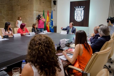 El nuevo Consejo de Gobierno mantiene su primera reunión con los agentes sociales