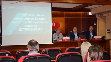 Los padres extremeños, los más descontentos con la educación que reciben sus hijos