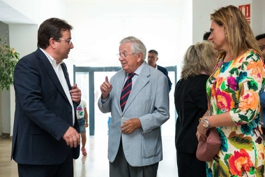 Fernández Vara destaca la relevancia del periodismo y la abogacía en una democracia en la presentación del libro de Fernando Jáuregui