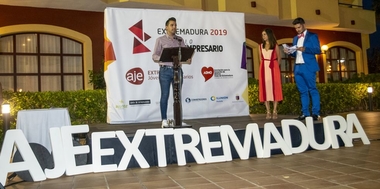  Ismael Villalobos de la empresa La casa de las carcasas Premio Joven Empresario 2019 de AJE Extremadura